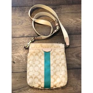 👛 Cute Coach small cross body purse! 💚